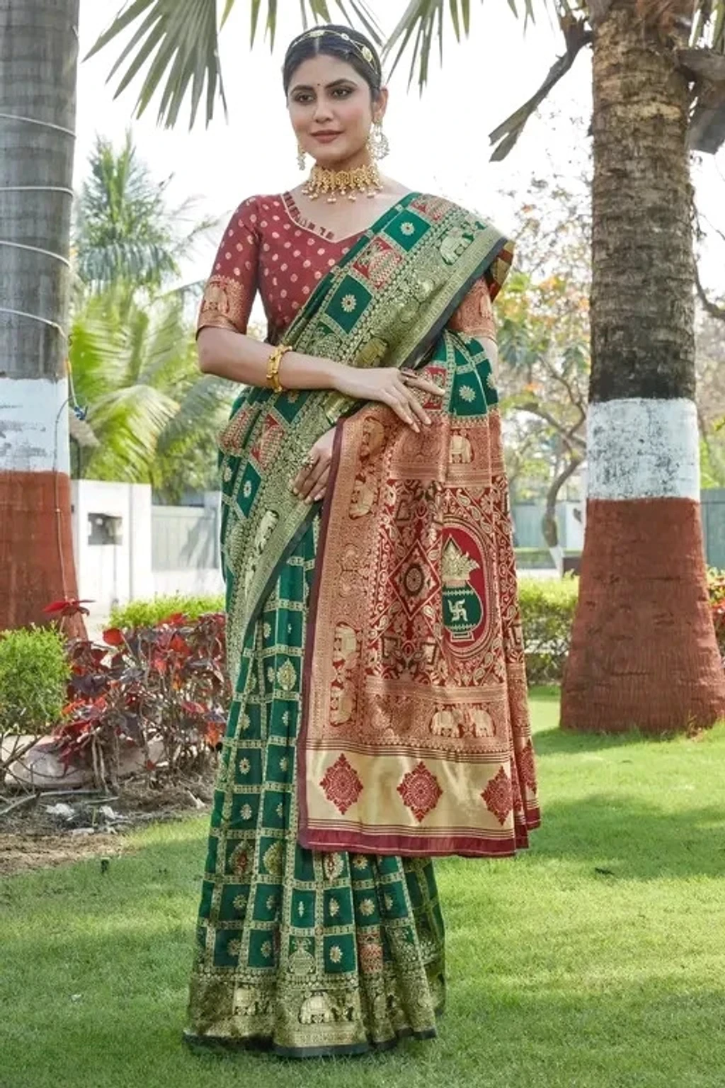 Women Geometric Print, Temple Border Banarasi Saree - Image 4