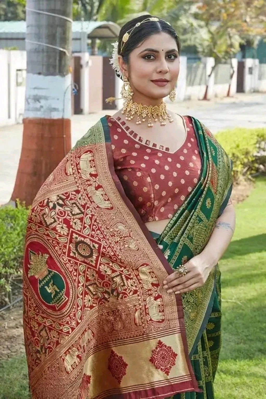 Women Geometric Print, Temple Border Banarasi Saree - Image 3